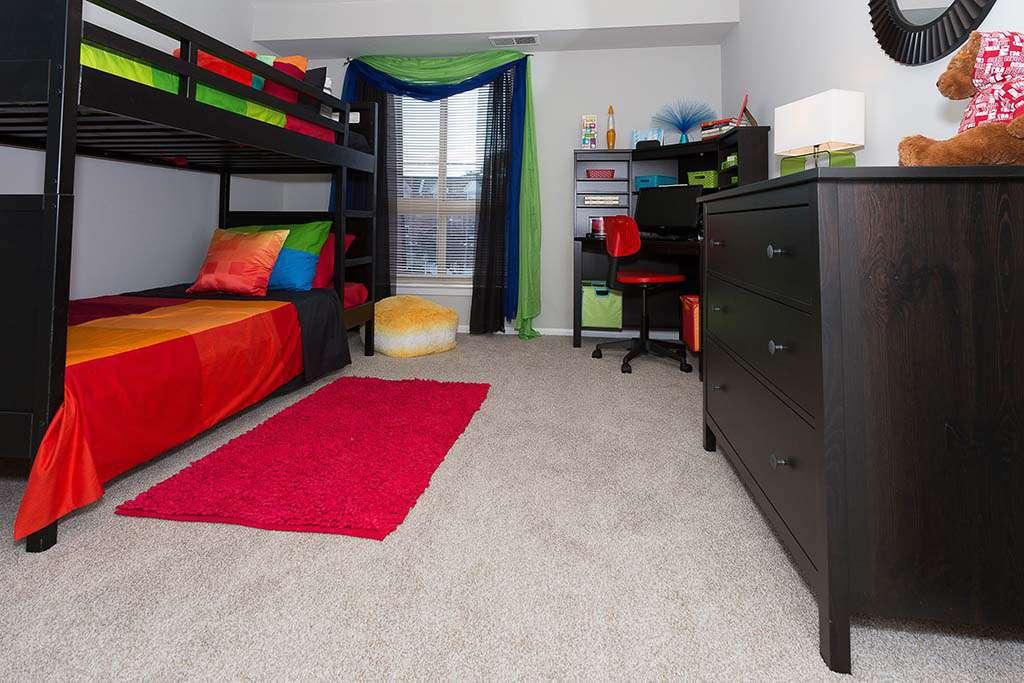 家具齐全的卧室与双层床在约书亚之家bbin出租在费城，宾夕法尼亚州