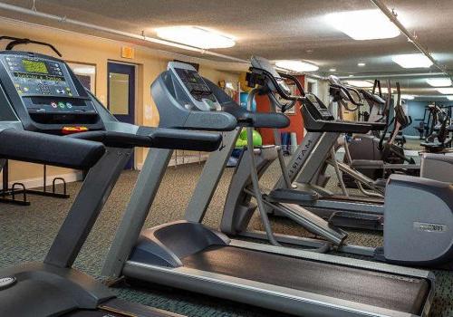 在宾夕法尼亚州诺里斯敦450套出租的绿色bbin里，有一个带健身器材的健身房