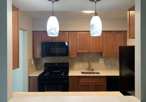 现代厨房与石英台面和新的照明