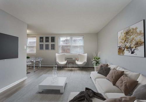 浅色的客厅，米色的沙发和棕褐色的枕头. 白色咖啡桌和老式椅子.
