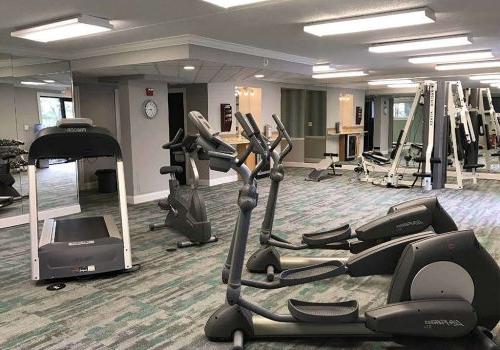 宾夕法尼亚州沃灵顿威斯敏斯特bbin公园内的健身中心，配有运动设备