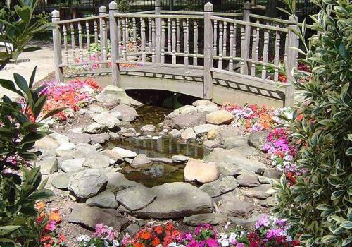 bbin快速厅花园与桥俯瞰鲜花和池塘在公园在威斯敏斯特bbin