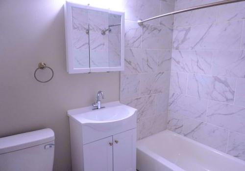 带有大理石淋浴的白色现代浴室